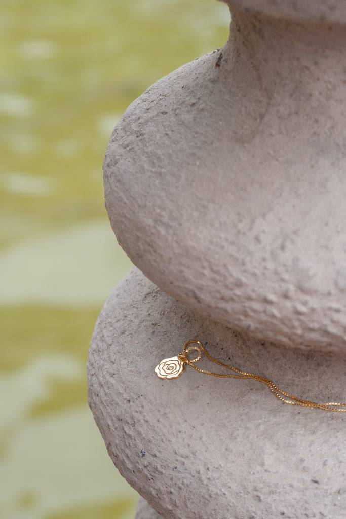 JUKSEREI ROSE NECKLACE Im Verkauf