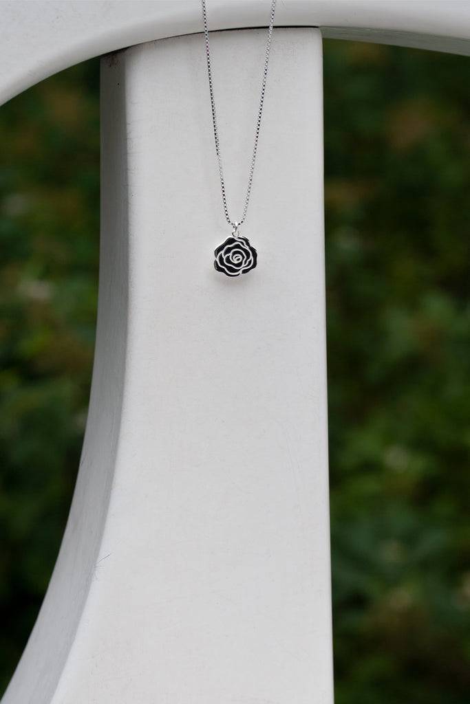JUKSEREI ROSE NECKLACE Im Verkauf