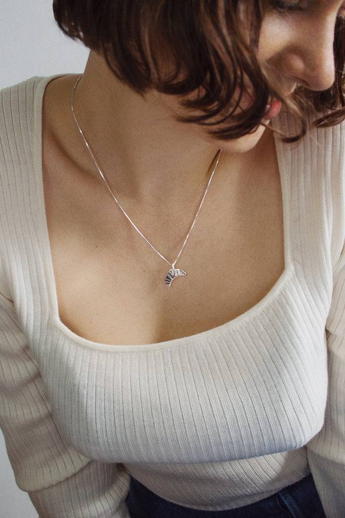 JUKSEREI CROISSANT NECKLACE Vierteljährliche Förderung