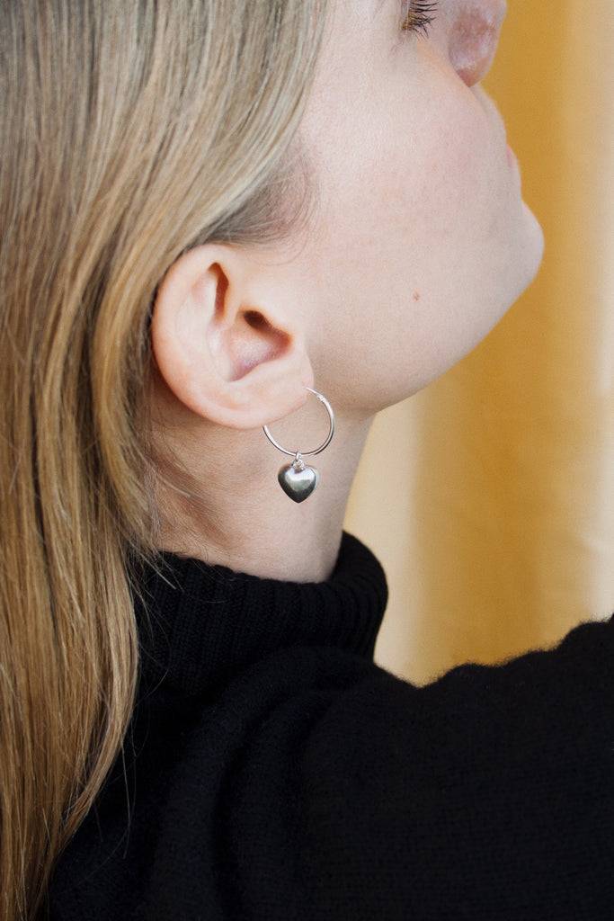 JUKSEREI AMORE CHARM EARRINGS Kostenlose Rückgabe