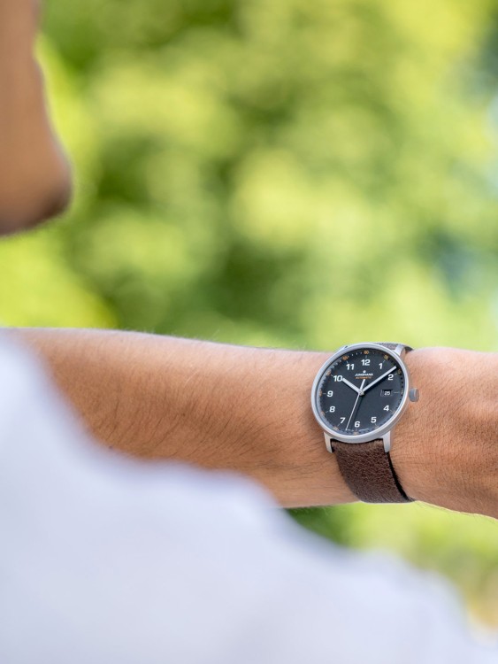 Junghans FORM A Titan Vierteljährliche Förderung