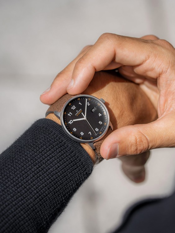 Junghans FORM A Titan Vierteljährliche Förderung