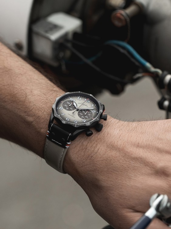 Junghans Pilot Chronoscope Desert Zeitbegrenzte Promotion
