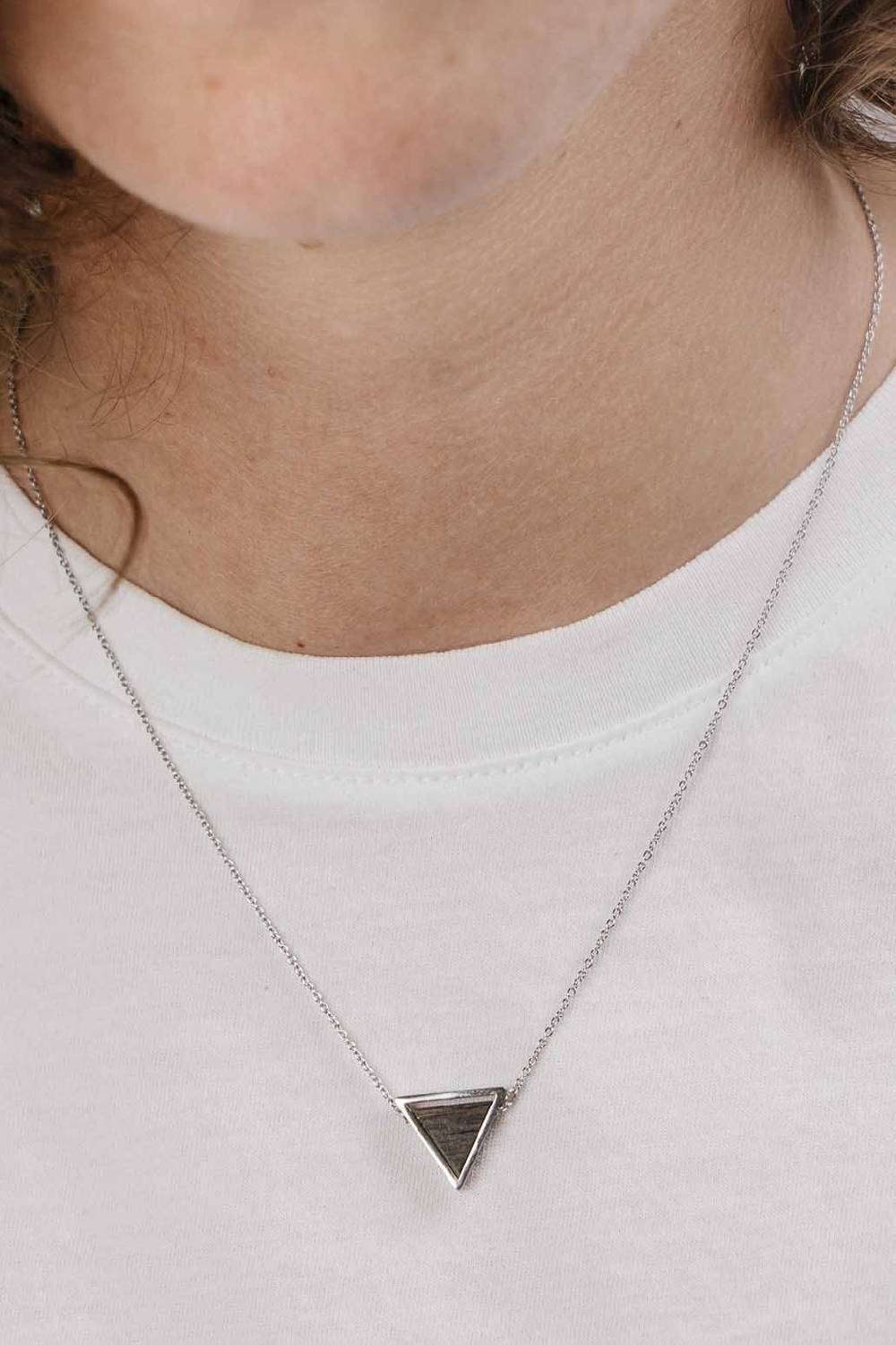 Kerbholz TRIANGLE NECKLACE Sandelholz Online