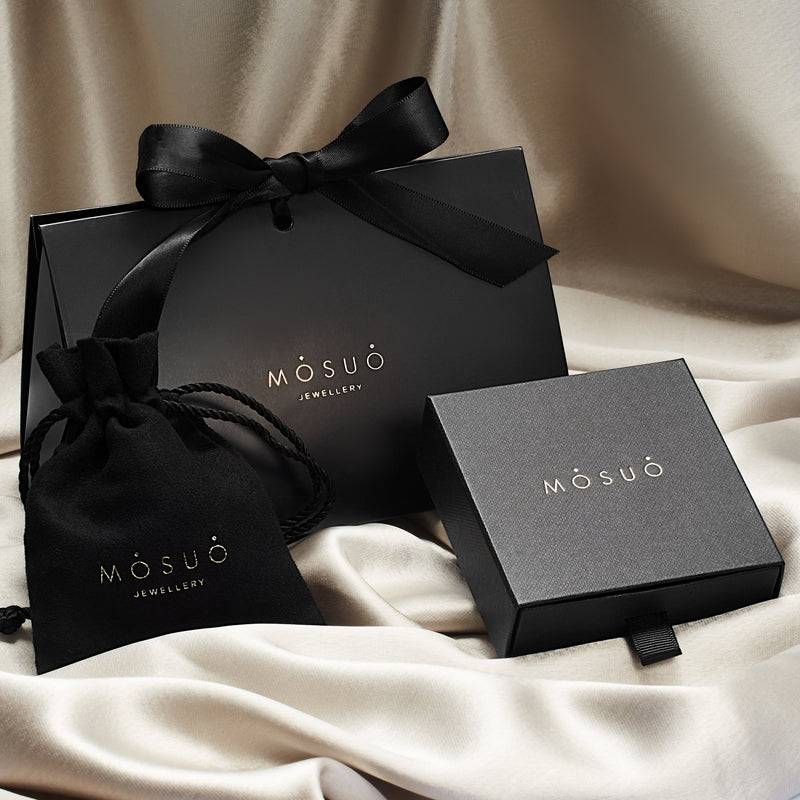 Mosuo Jewellery Diamant Buchstaben Halskette “J” - Vermeil Kostenloser Versand international
