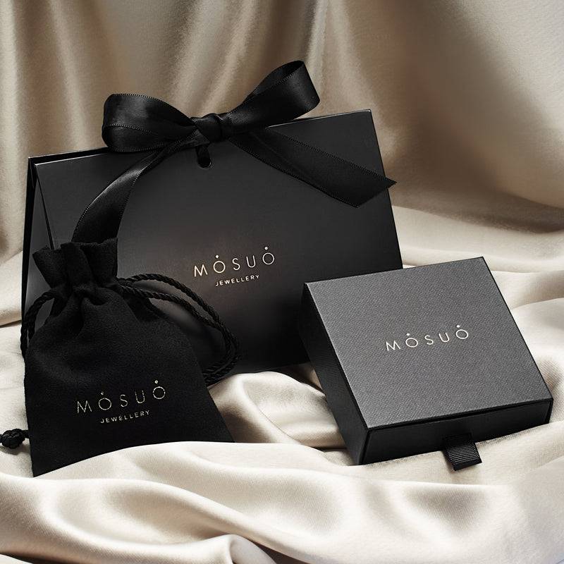 Mosuo Jewellery Diamant Buchstaben Halskette “M” - Vermeil Speichern exportieren