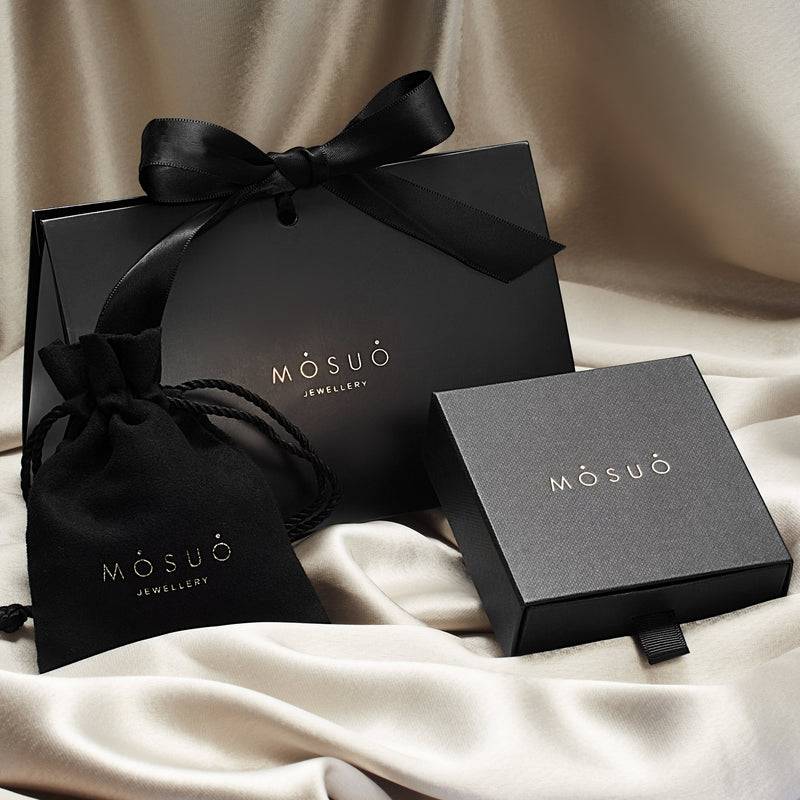 Mosuo Jewellery Diamant Buchstaben Halskette “P” - Vermeil zollfrei