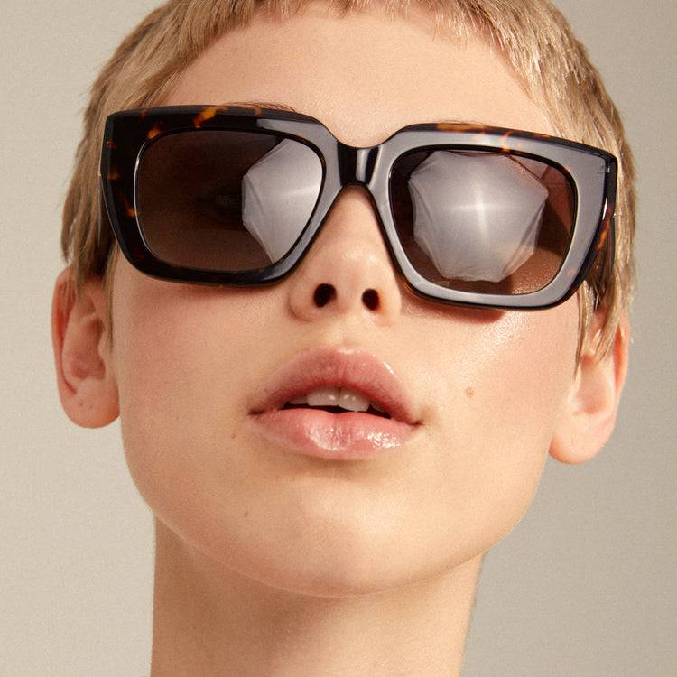Pilgrim JOGLI Recycelte Sonnenbrille Schildpatt-Braun/Gold Kauf eins, bekomm eins gratis