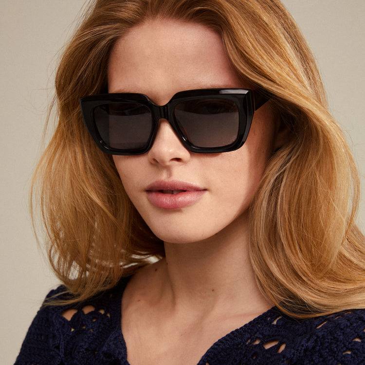 Pilgrim JOGLI Recycelte Sonnenbrille Schwarz/Gold Blitzverkäufe