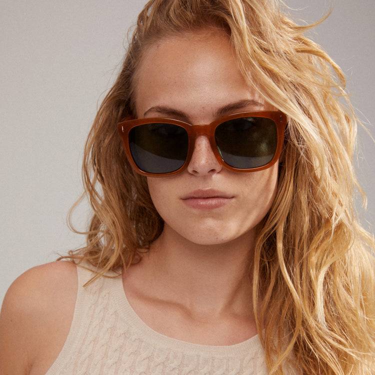 Pilgrim KATYA ikonische Retro-Sonnenbrille karamellbraun 50% Rabatt für begrenzte Zeit