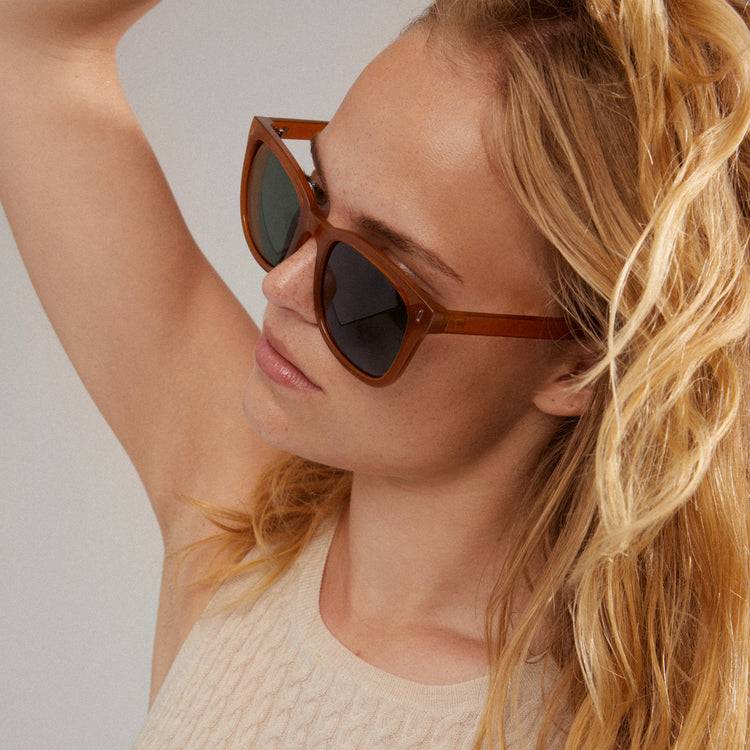 Pilgrim KATYA ikonische Retro-Sonnenbrille karamellbraun 50% Rabatt für begrenzte Zeit