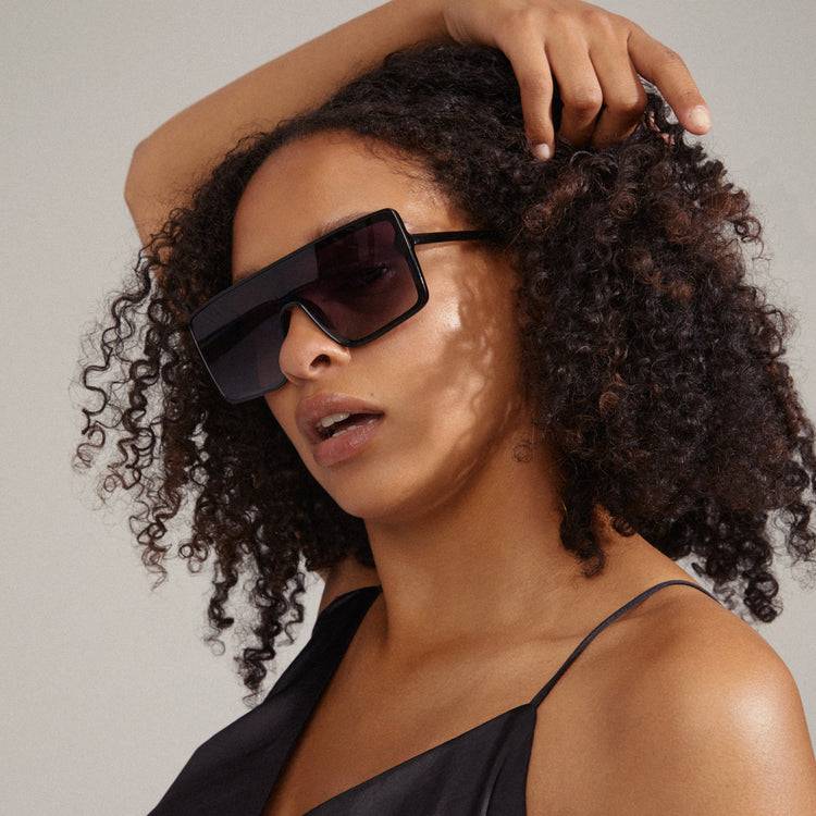 Pilgrim OCEANE eckig geformte Shield-Sonnenbrille schwarz Outlet