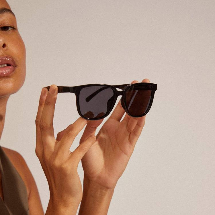 Pilgrim JAMILA recycelte Sonnenbrille schwarz im Angebot