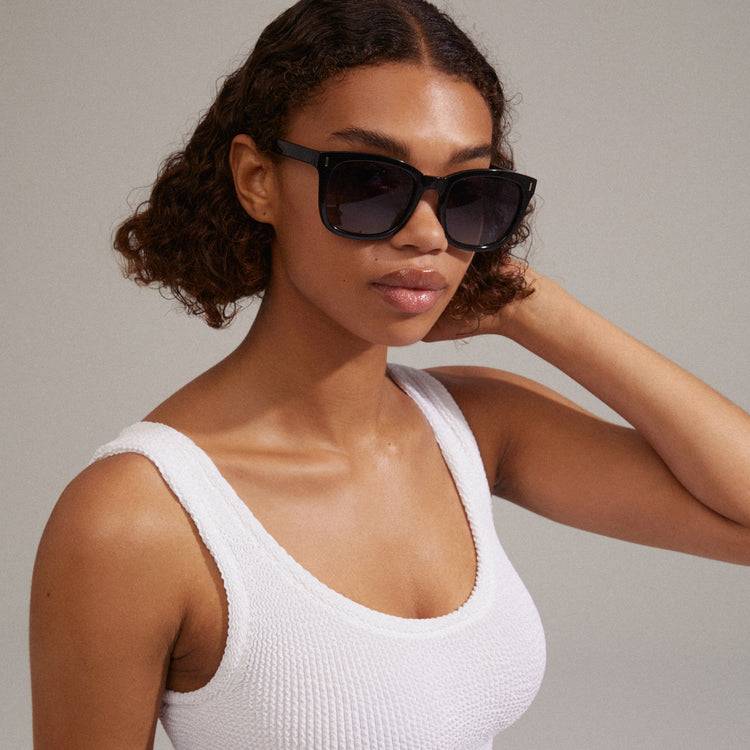 Pilgrim KATYA recycelte ikonische Retro-Sonnenbrille schwarz Schlussverkauf