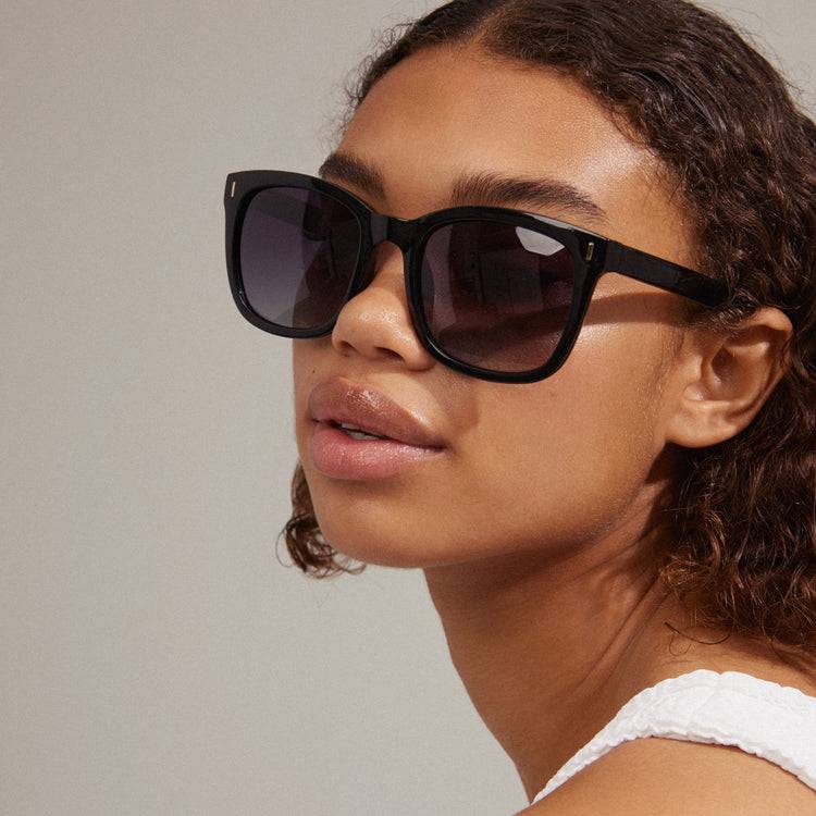 Pilgrim KATYA recycelte ikonische Retro-Sonnenbrille schwarz Schlussverkauf
