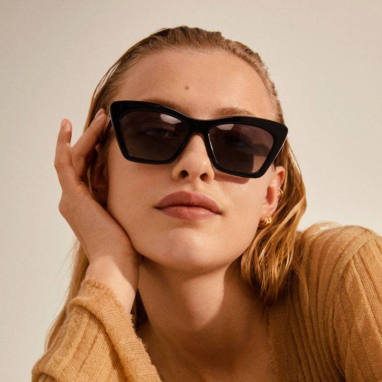 Pilgrim DAKOTA eckige Cat-Eye-Sonnenbrille schwarz Große Rabatte