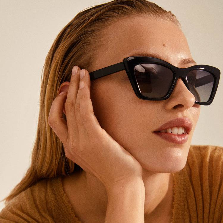 Pilgrim DAKOTA eckige Cat-Eye-Sonnenbrille schwarz Große Rabatte