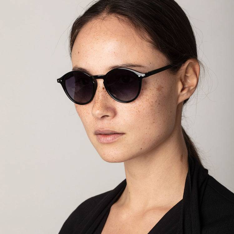 Pilgrim ROXANNE klassische runde Sonnenbrille, schwarz Neueste Stile