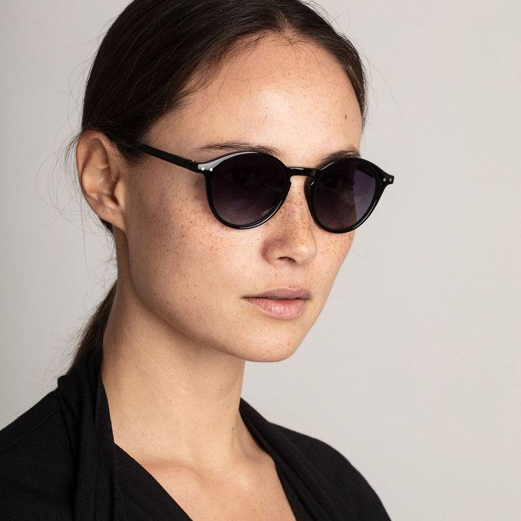 Pilgrim ROXANNE klassische runde Sonnenbrille, schwarz Neueste Stile
