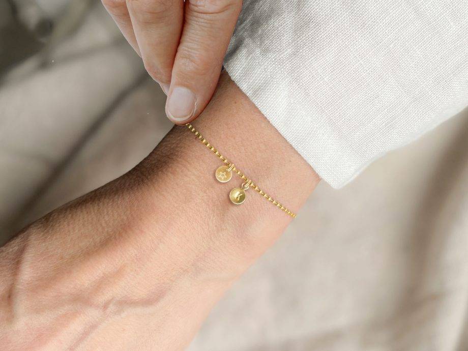 ﻿Renna Deluxe Armband mit STERN Buchstaben-Anhänger Gold Tägliche Deals
