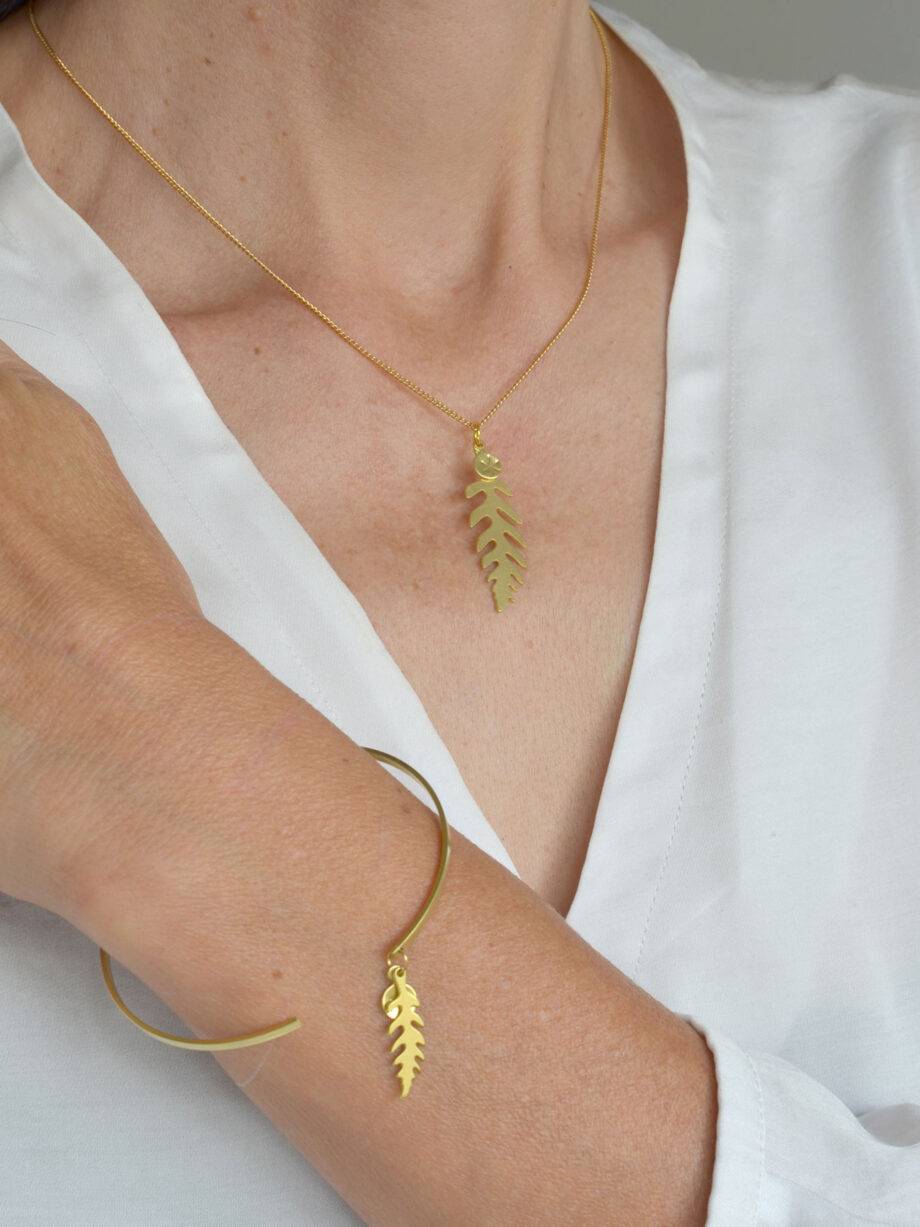 Renna Deluxe Armreif mit Farn in Gold im Angebot