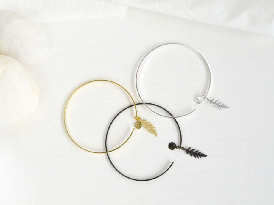Renna Deluxe Armreif mit Farn in Gold im Angebot