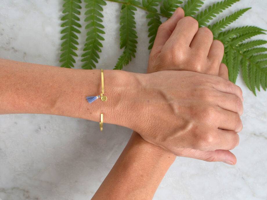 Renna Deluxe Armreif mit Farn in Gold im Angebot