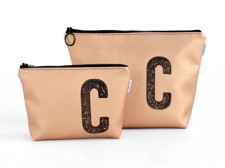 Renna Deluxe Kosmetiktasche Metallic KUPFER mit Buchstabe / vegan Heißer Verkauf