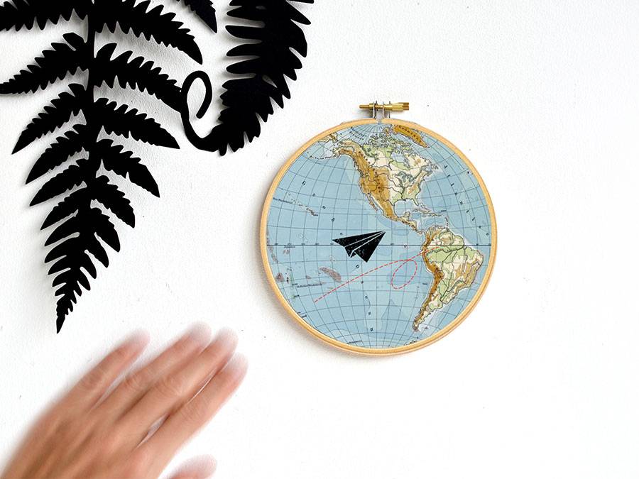 Renna Deluxe Flieger auf Weltreisen _ Bild im Stickrahmen Tägliche Deals