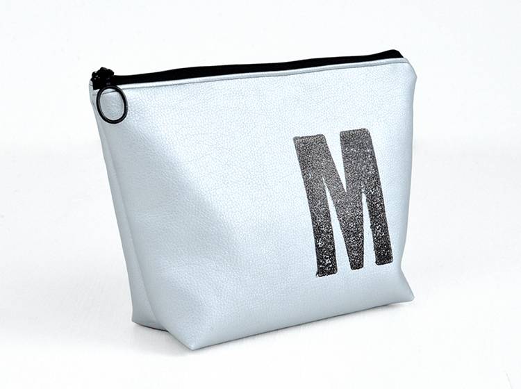 Renna Deluxe Waschtasche Metallic SILBER mit Buchstabe vegan Günstig kaufen