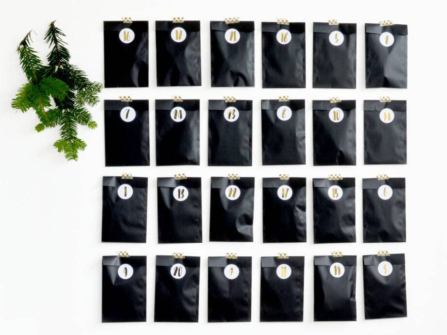 Renna Deluxe Adventskalender SILBER metallic mit schwarzen Tüten Tägliche Deals