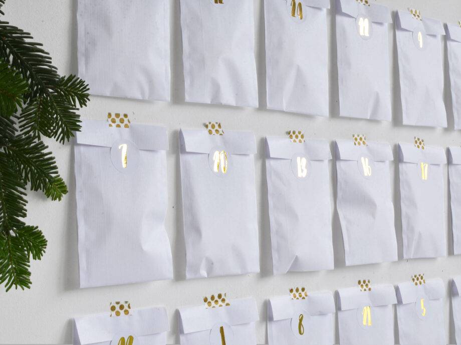 Renna Deluxe Adventskalender Gold metallic mit weißen Papiertüten Weihnachtsangebot
