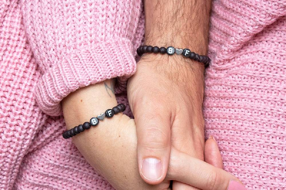 Sadingo Partnerarmband-Set aus schwarzen Acrylperlen 2025