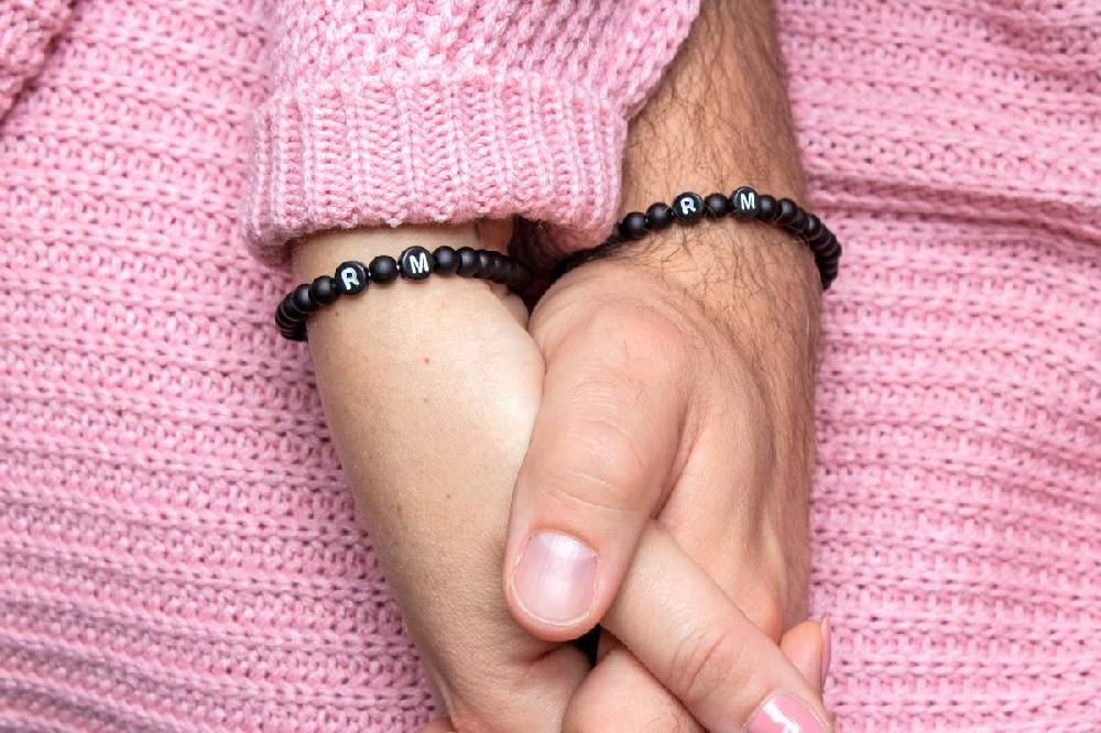 Sadingo Partnerarmband-Set aus schwarzen Acrylperlen Cyber Monday
