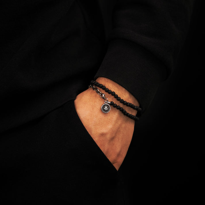 Save Brave Doppeltes Armband aus dunkelgrauen Jasperperlen & Fleur de Lys Anhänger Begrenztes Angebot