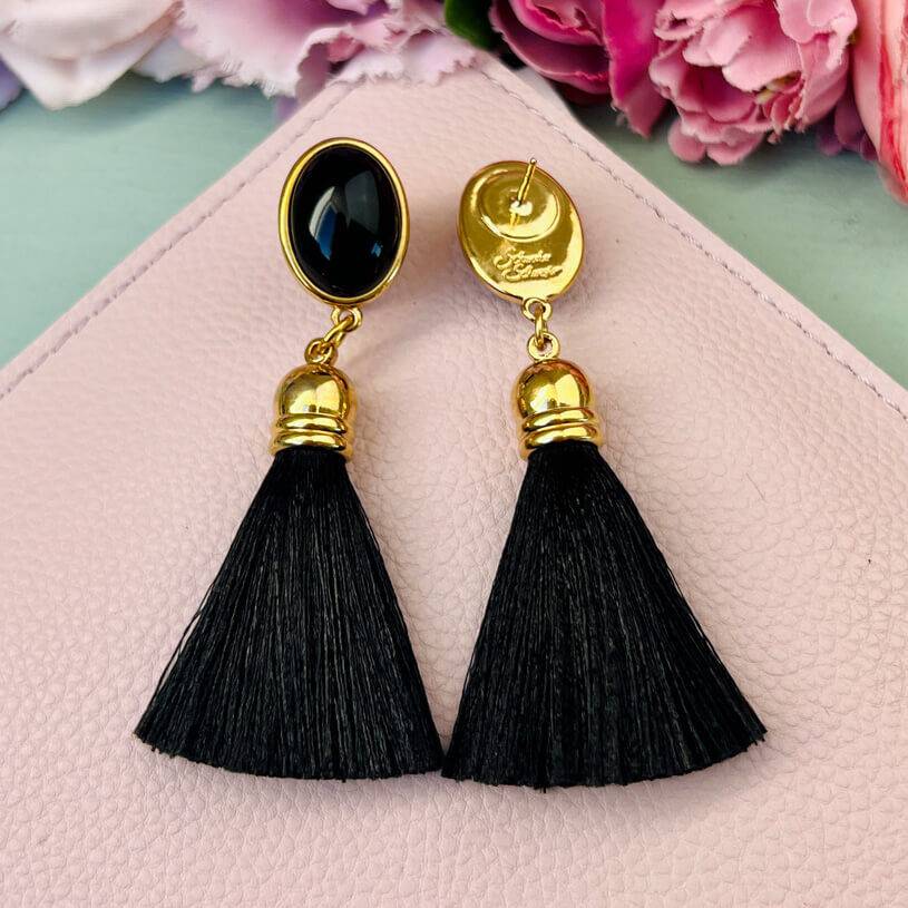 SchwesterSchwester Schwarze Ohrringe als Ohrstecker in Schwarz mit schwarzer Quaste von AmuseToi Nur für heute