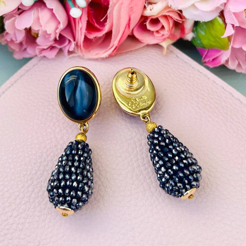 SchwesterSchwester Dunkelblau schimmernde Ohrstecker mit glitzerndem Tropfen von AmuseToi Discount Store für neue Produkte