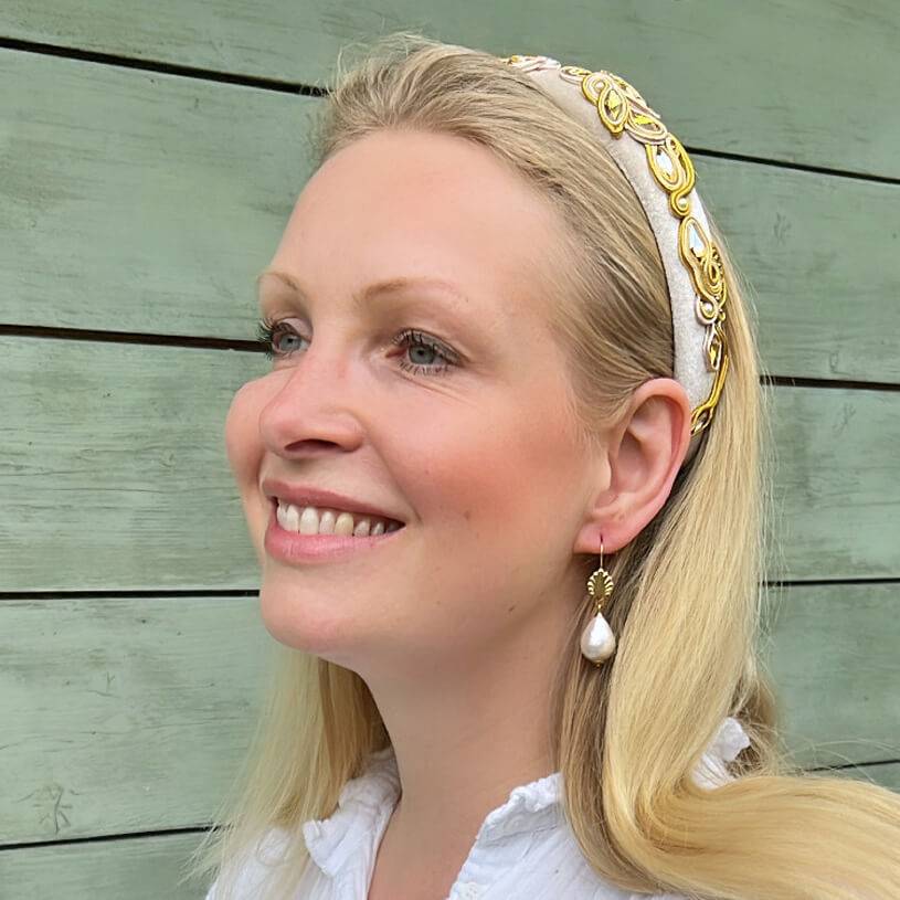 SchwesterSchwester Vergoldete Ohrhänger in Muschelform mit kleinem Baumwolltropfen von AmuseToi Outlet
