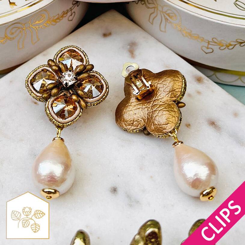 SchwesterSchwester Blüten-Soutache-Ohrclips in Gold und Champagner mit Baumwolltropfen Versandkostenfrei