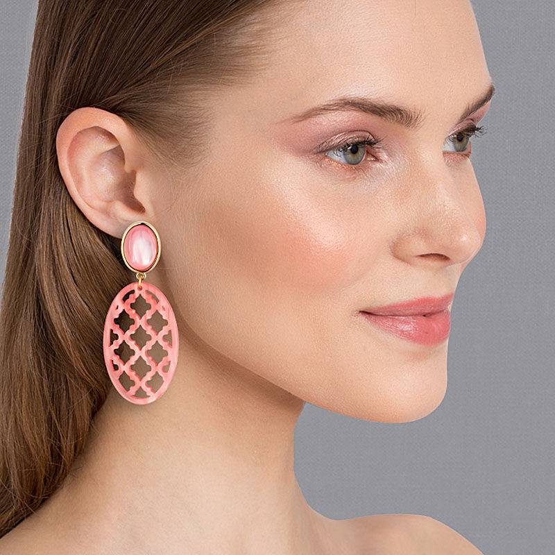 SchwesterSchwester Hellrosa Ohrstecker mit perlmutt schimmerndem Oval im Marrakesch Stil von AmuseToi Nur für heute