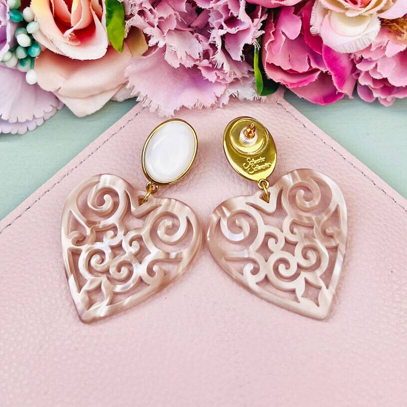 SchwesterSchwester Schöne Herz-Ohrringe mit perlmuttfarbenen Ohrsteckern und Herz-Ornamenten in Nude von AmuseToi Discount Store für neue Produkte