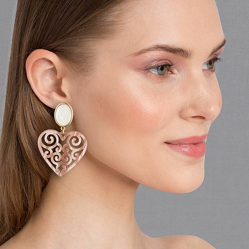 SchwesterSchwester Schöne Herz-Ohrringe mit perlmuttfarbenen Ohrsteckern und Herz-Ornamenten in Nude von AmuseToi Discount Store für neue Produkte