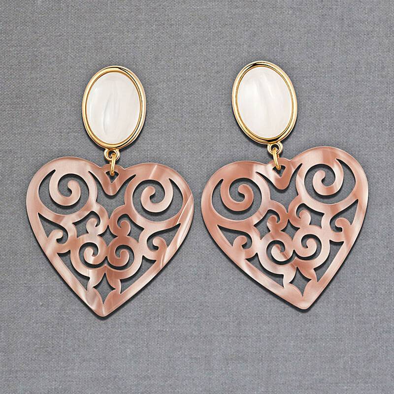 SchwesterSchwester Schöne Herz-Ohrringe mit perlmuttfarbenen Ohrsteckern und Herz-Ornamenten in Nude von AmuseToi Discount Store für neue Produkte