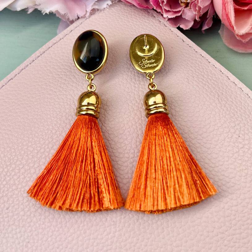 SchwesterSchwester Quasten Ohrringe als Ohrstecker in Schildpatt mit Quaste in Orange von AmuseToi Clearance-Verkauf
