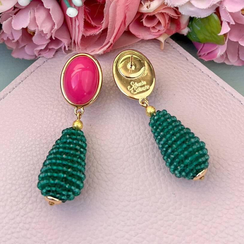 SchwesterSchwester Pinkfarbene Ohrstecker mit glitzerndem dunkelgrünen Tropfen von AmuseToi Fabrikladen