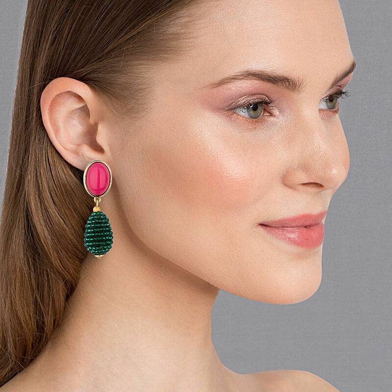 SchwesterSchwester Pinkfarbene Ohrstecker mit glitzerndem dunkelgrünen Tropfen von AmuseToi Fabrikladen