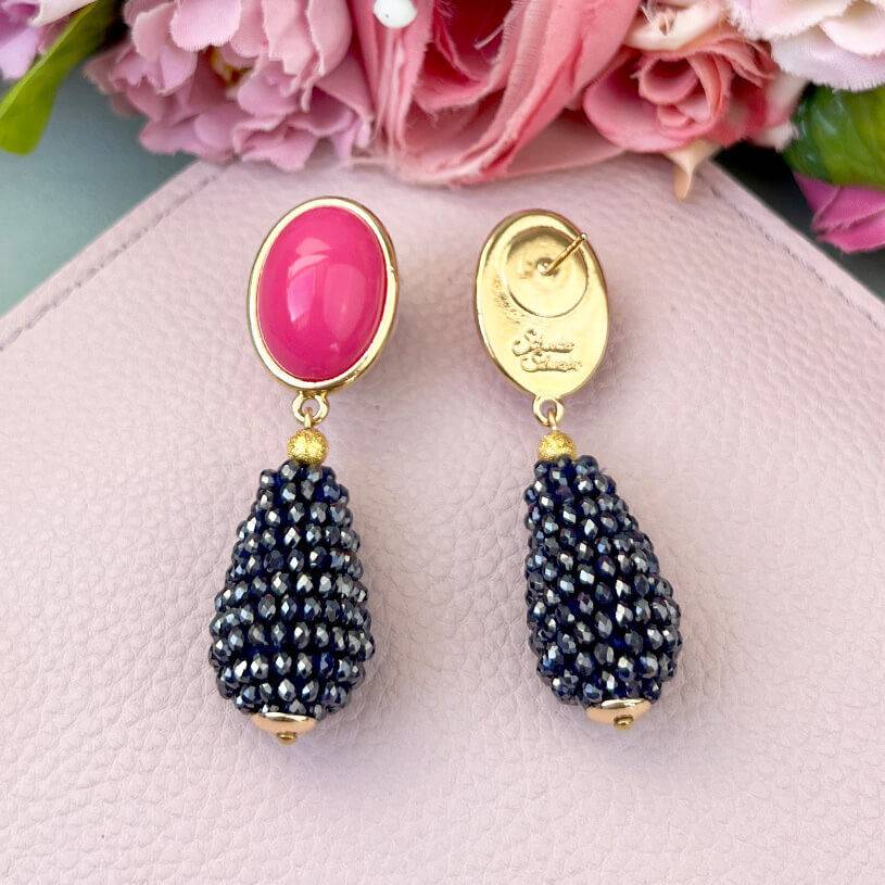 SchwesterSchwester Pinkfarbene Ohrstecker mit glitzerndem dunkelblauen Tropfen von AmuseToi Im Verkauf