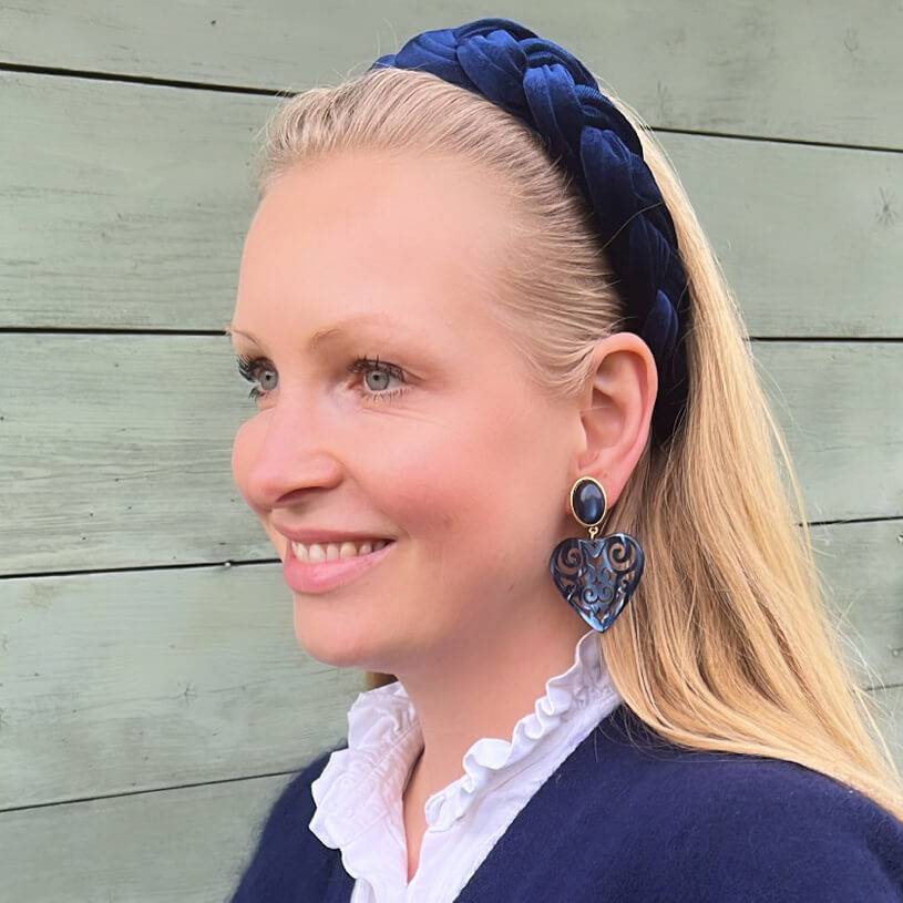 SchwesterSchwester Schöne Herz-Ohrringe mit dunkelblauen Ohrsteckern und schimmernden Herz-Ornamenten von AmuseToi 2025
