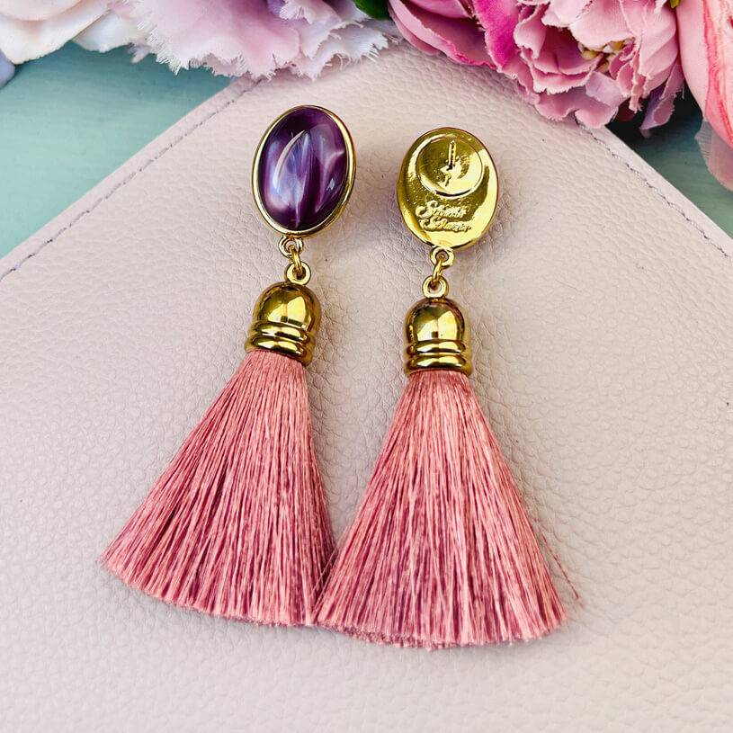 SchwesterSchwester Quasten Ohrringe als Ohrstecker in Amethyst mit Quaste in Puderrosa von AmuseToi Angebote