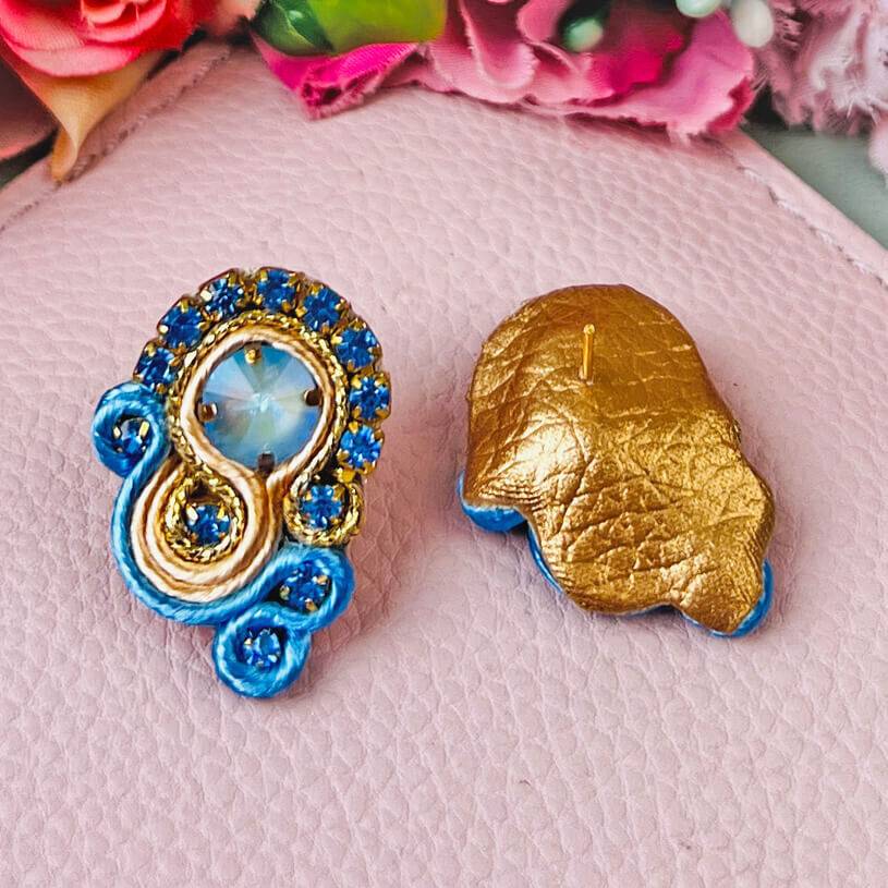 SchwesterSchwester Kleine Soutache-Ohrringe in Blautönen und Gold Fabrikverkauf